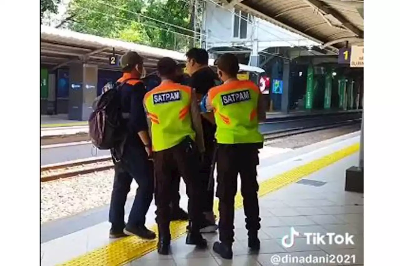 Pria Ngamuk ke Petugas KRL di Stasiun Sudirman karena Tak Terima Ditegur saat Merokok