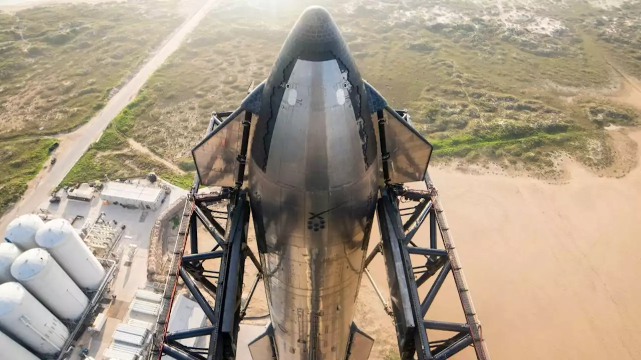 SpaceX Starship shines on pad ahead of 1st orbital launch (photos)