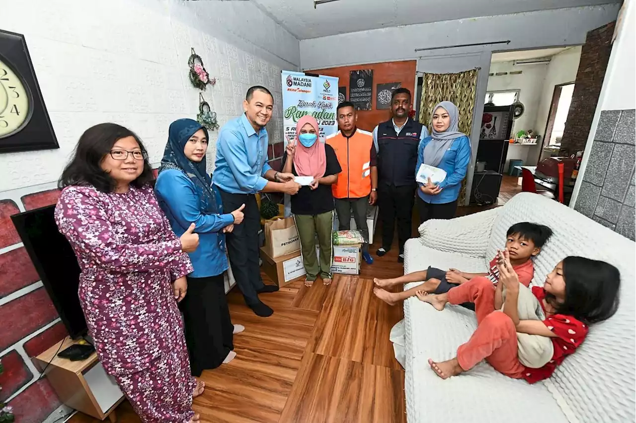 City council presents food baskets to 12 low-income families in Subang Jaya