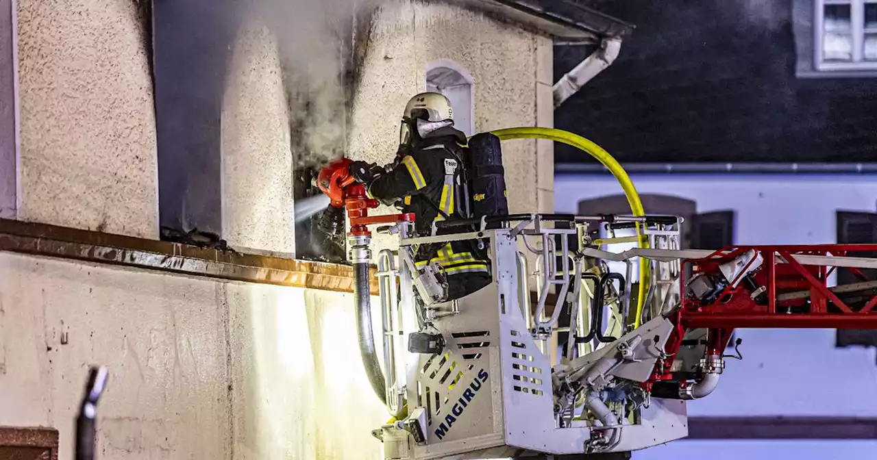 Brand in Miethaus: Feuerwehr-Großeinsatz in Völklingen – Spurensucher sind gefragt