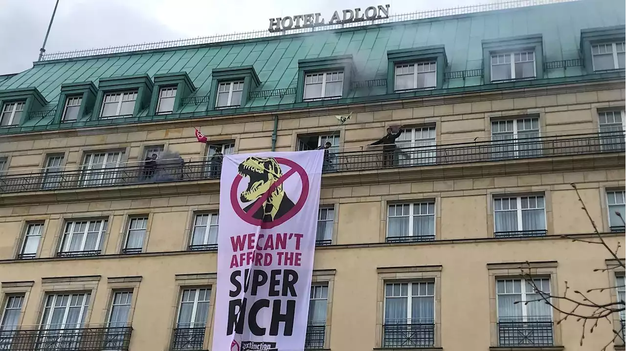 Extinction Rebellion: Klimaaktivisten stürmen Berliner Hotel Adlon