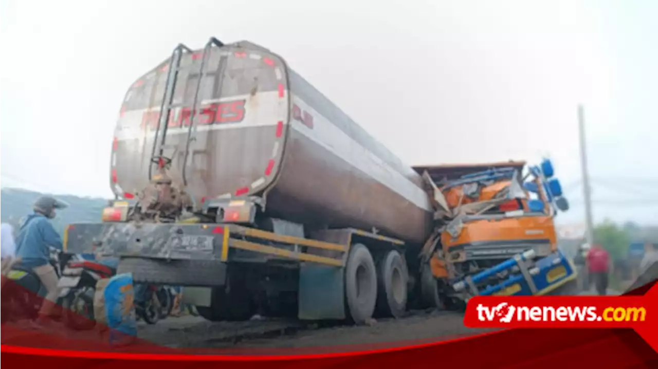 Adu Banteng Truk Pasir vs Truk Kecap di Sukabumi, Lalu Lintas Macet Total