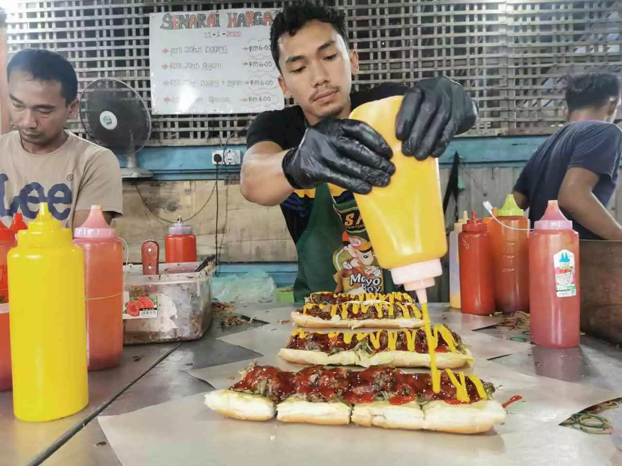 Jual 700 biji roti John sehari di bulan Ramadan