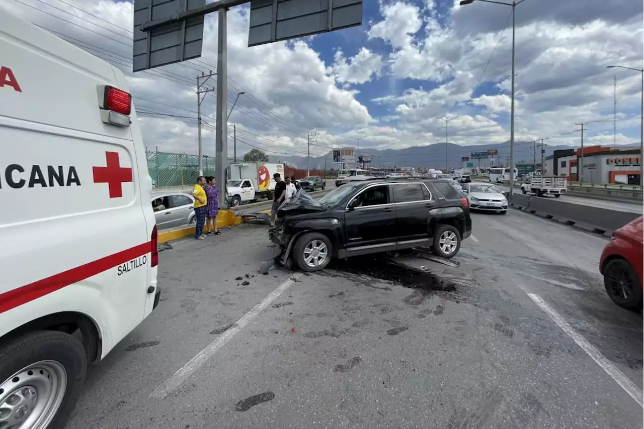 Choca poste y origina accidente en Saltillo; conductor pierde varios dientes