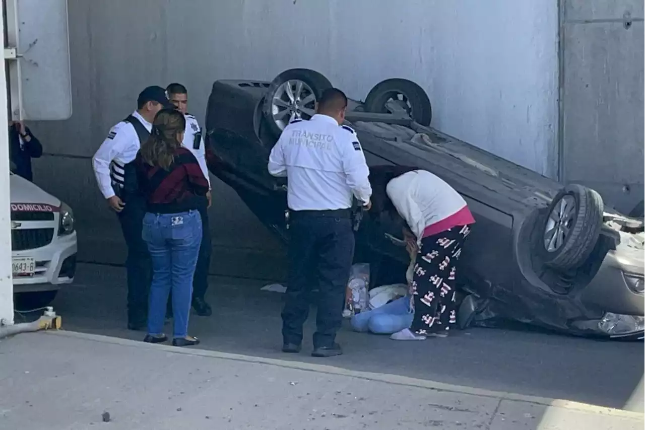 Vuelca joven en ‘El Sarape’ de Saltillo; automovilistas la ayudan a recuperar a su michi