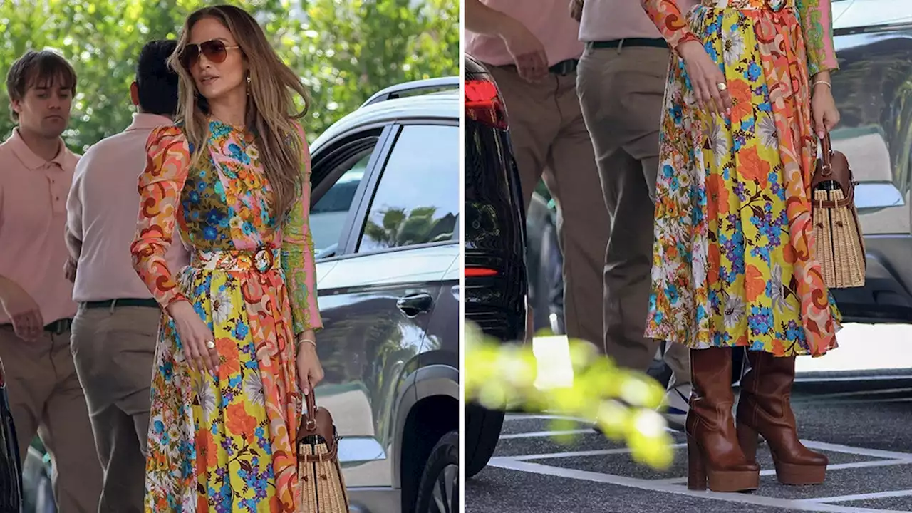 Jennifer Lopez lleva el vestido boho ideal para mujeres de 50+ con botas de plataforma