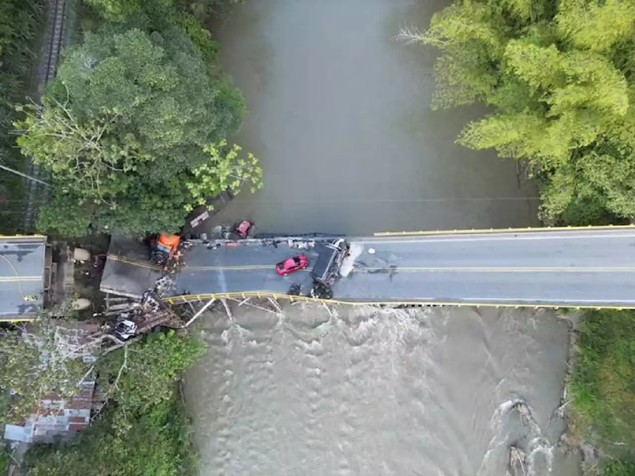 ¿Cuál es el llamado de transportadores tras colapso de puente entre Quindío y Valle?