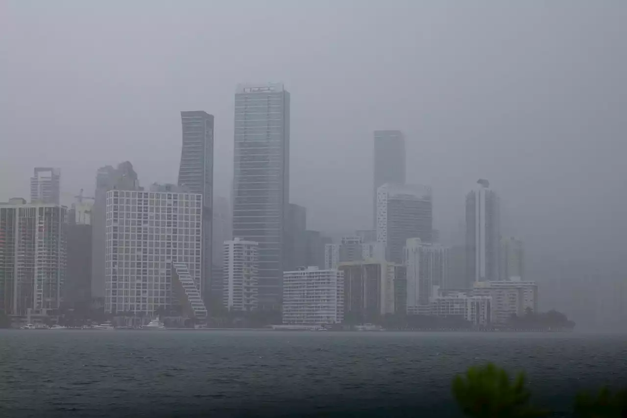 Inundaciones y vuelos cancelados por un fuerte temporal en el sur de Florida