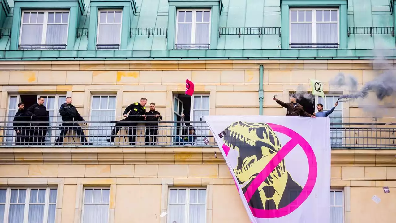 Klimaaktivisten stürmen Adlon-Hotel nach Attacke auf FDP