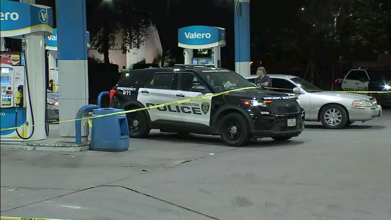 4 hospitalized after shots fired at SE Houston gas station, HPD says