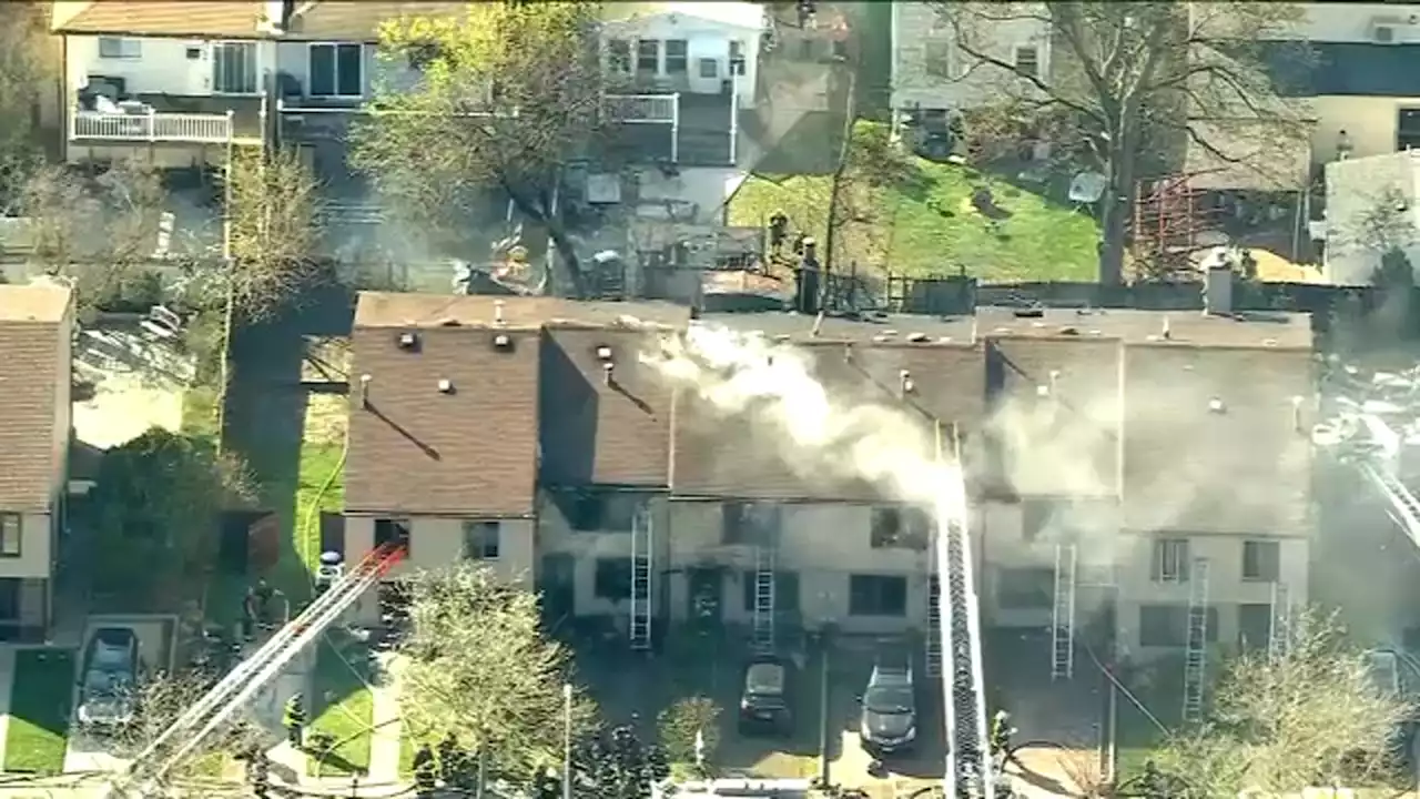 Crews battle fire at row of townhouses on Staten Island