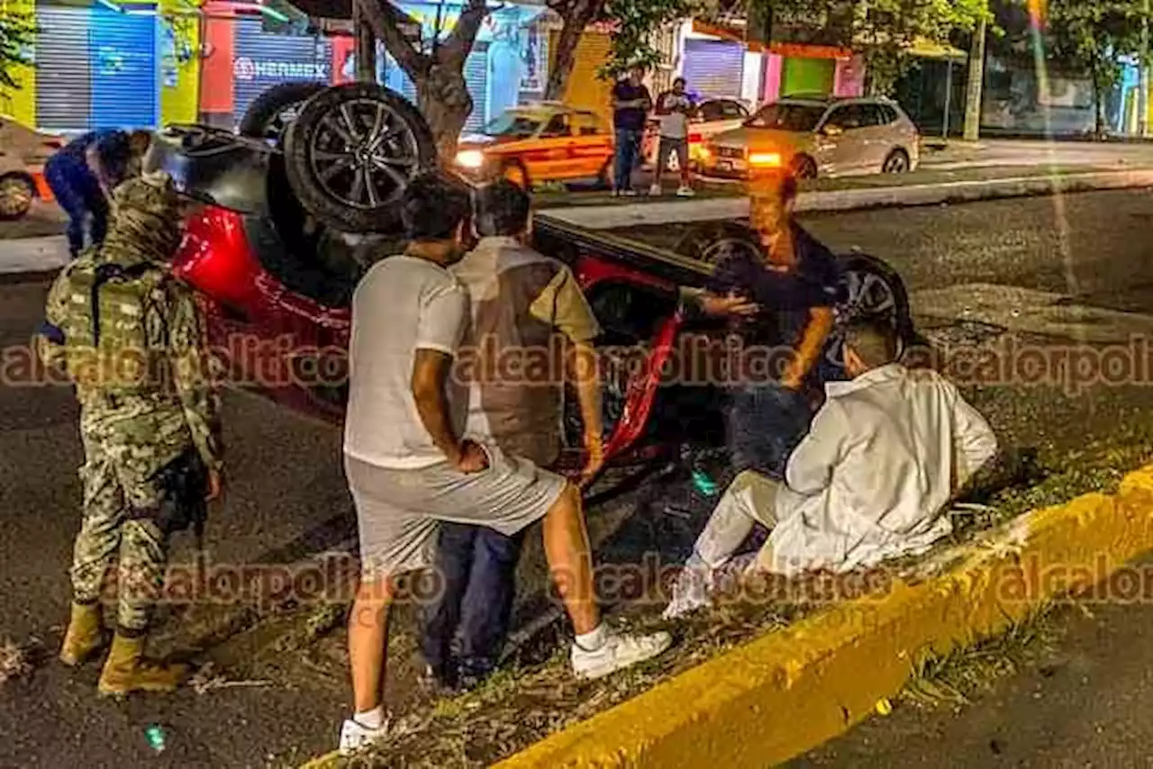 Cansado tras jornada en IMSS, joven médico volcó su camioneta, en Veracruz Puerto