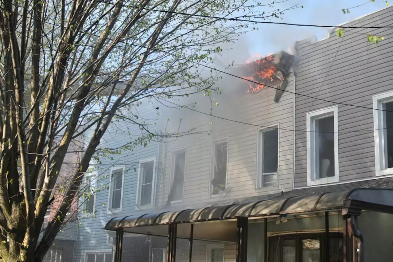 Firefighters take on morning two-alarm blaze in Brooklyn home | amNewYork