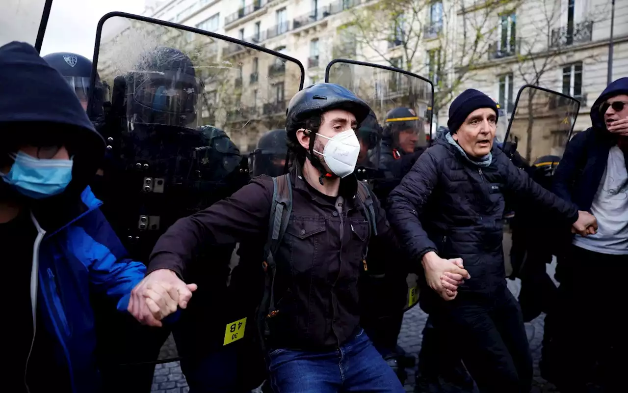 Francia valida retrasar la edad de jubilación a los 64 años