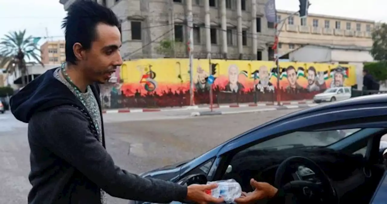 Christian man in Gaza brings dates and water to Muslims stuck in Ramadan rush hour