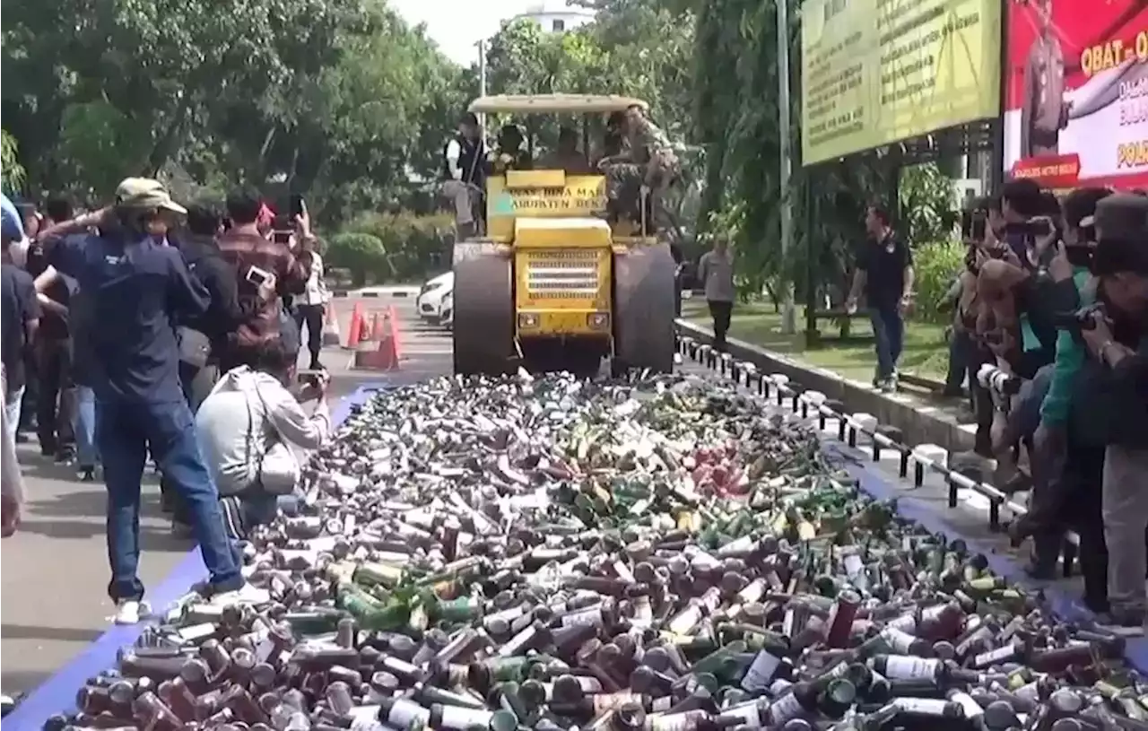 Polres Bekasi Musnahkan Ribuan Miras dan Obat Berbahaya Hasil Sitaan Selama Ramadan