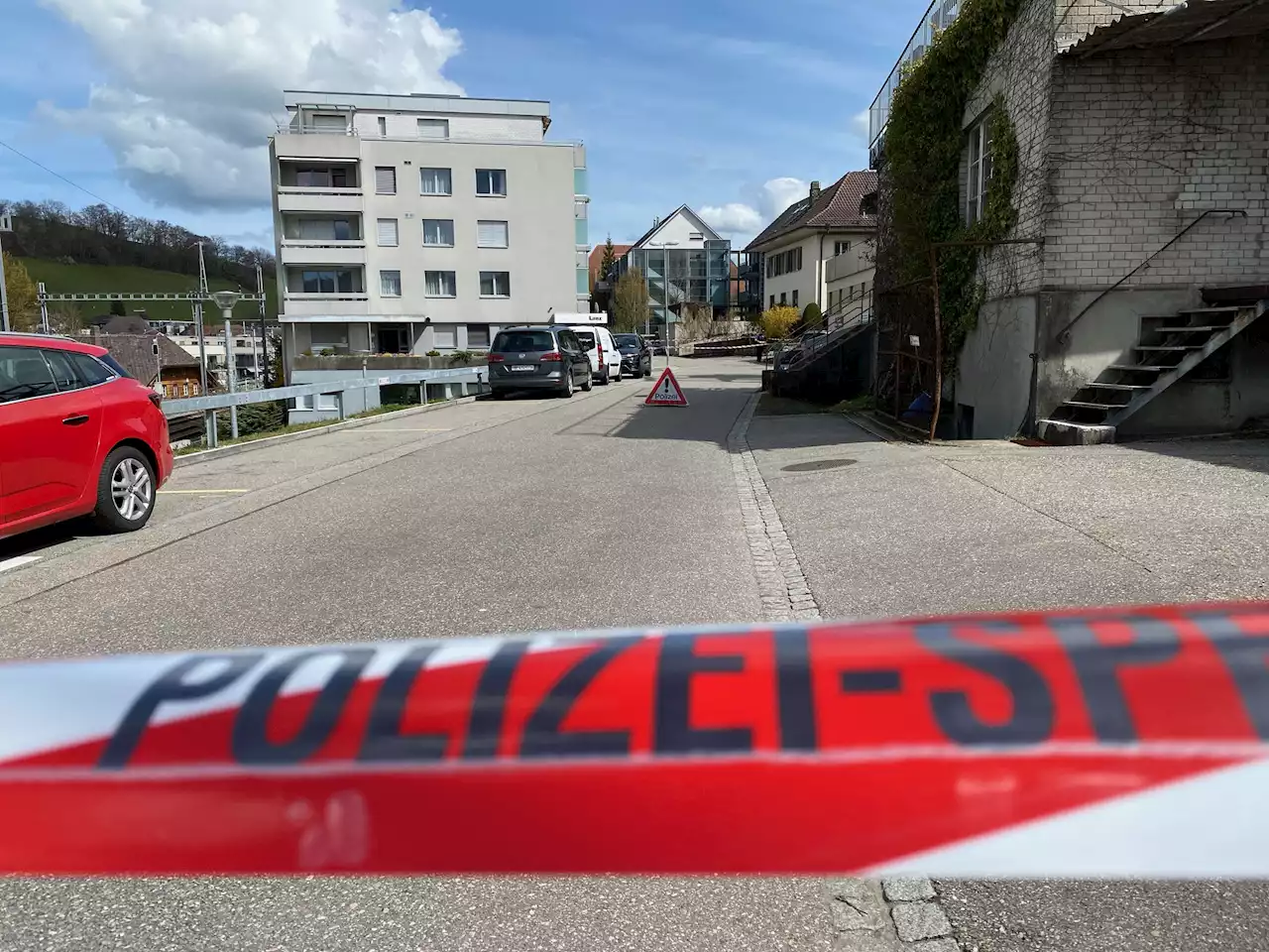 Polizeieinsatz in Huttwil – Mann wirft Gegenstände von Balkon