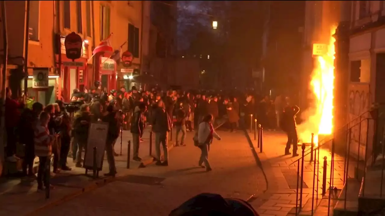 EN DIRECT - Retraites: manifestations dans toute la France, la porte d'un commissariat incendiée à Rennes