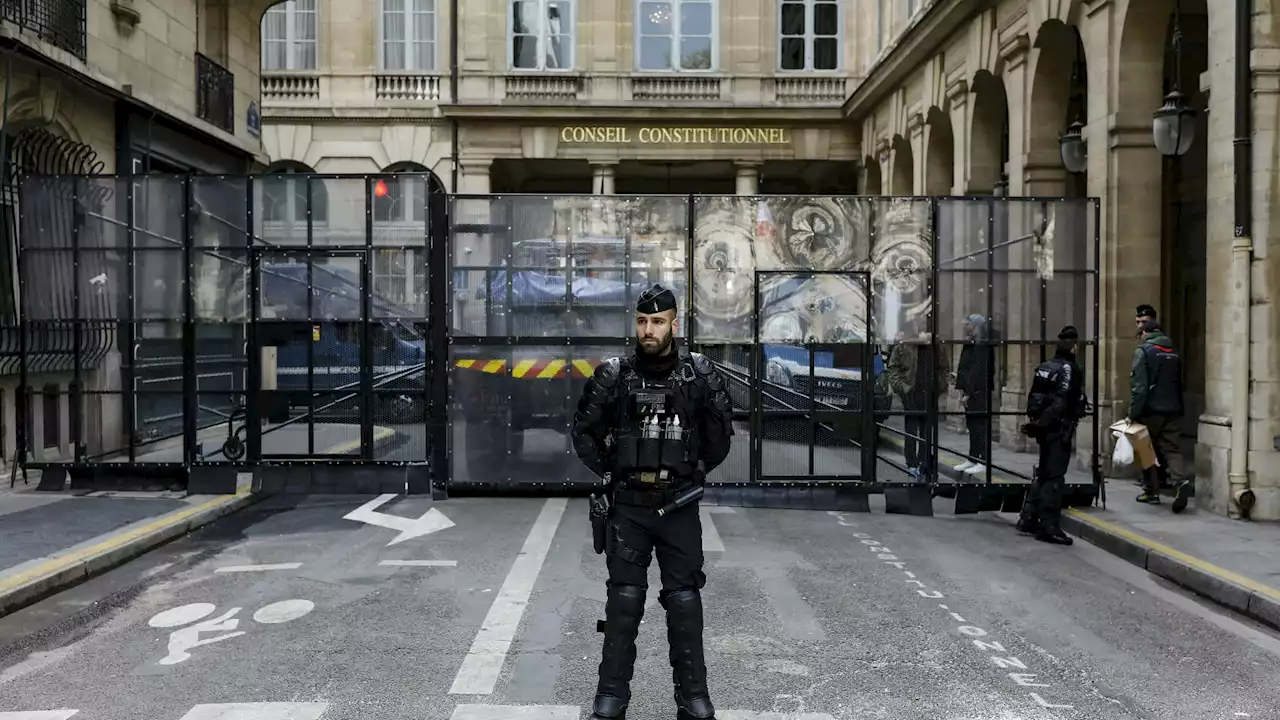 Réforme des retraites: des barrières anti-émeutes érigées devant le Conseil constitutionnel