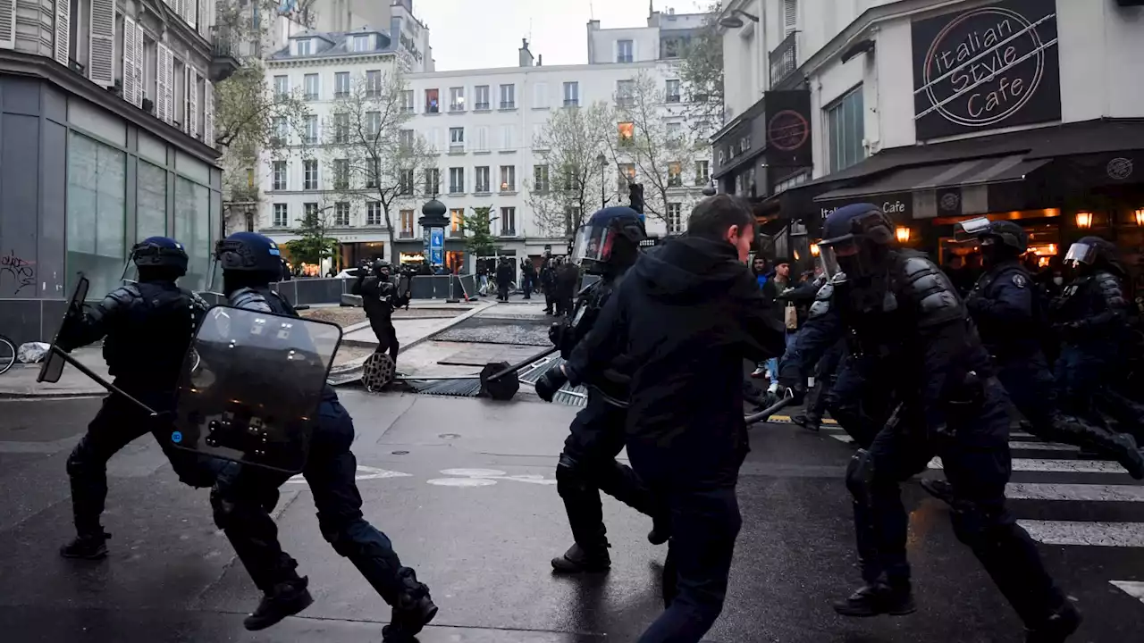 Retraites: des tensions à Paris, 112 personnes interpellées selon la préfecture de police