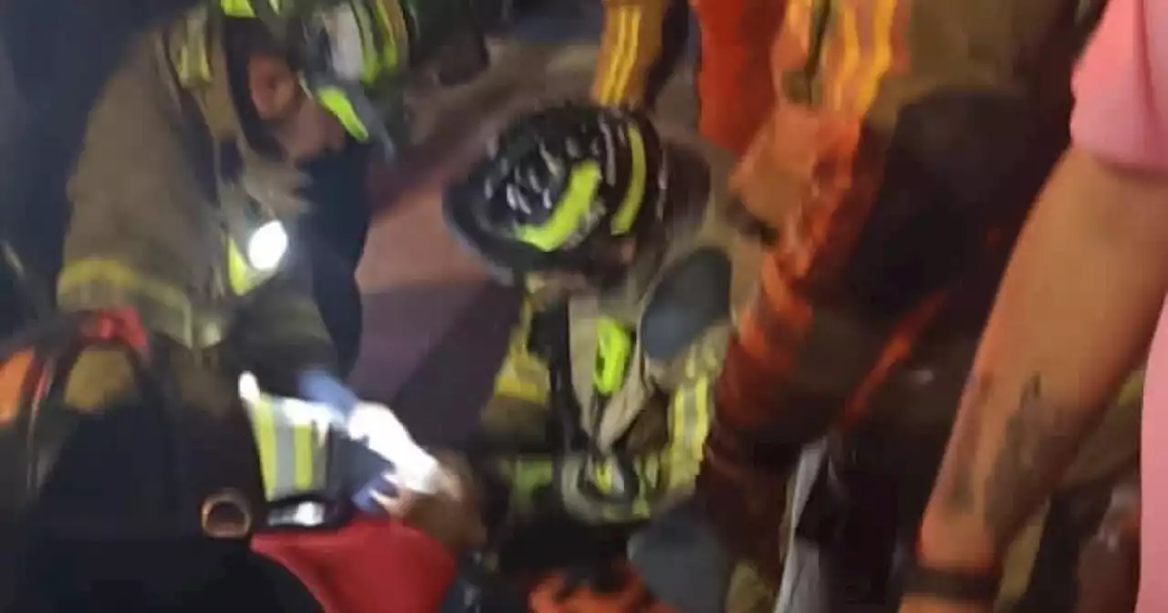 Video: Bomberos rescatan a dos personas tras colisión de un bus de TransMilenio y dos motos