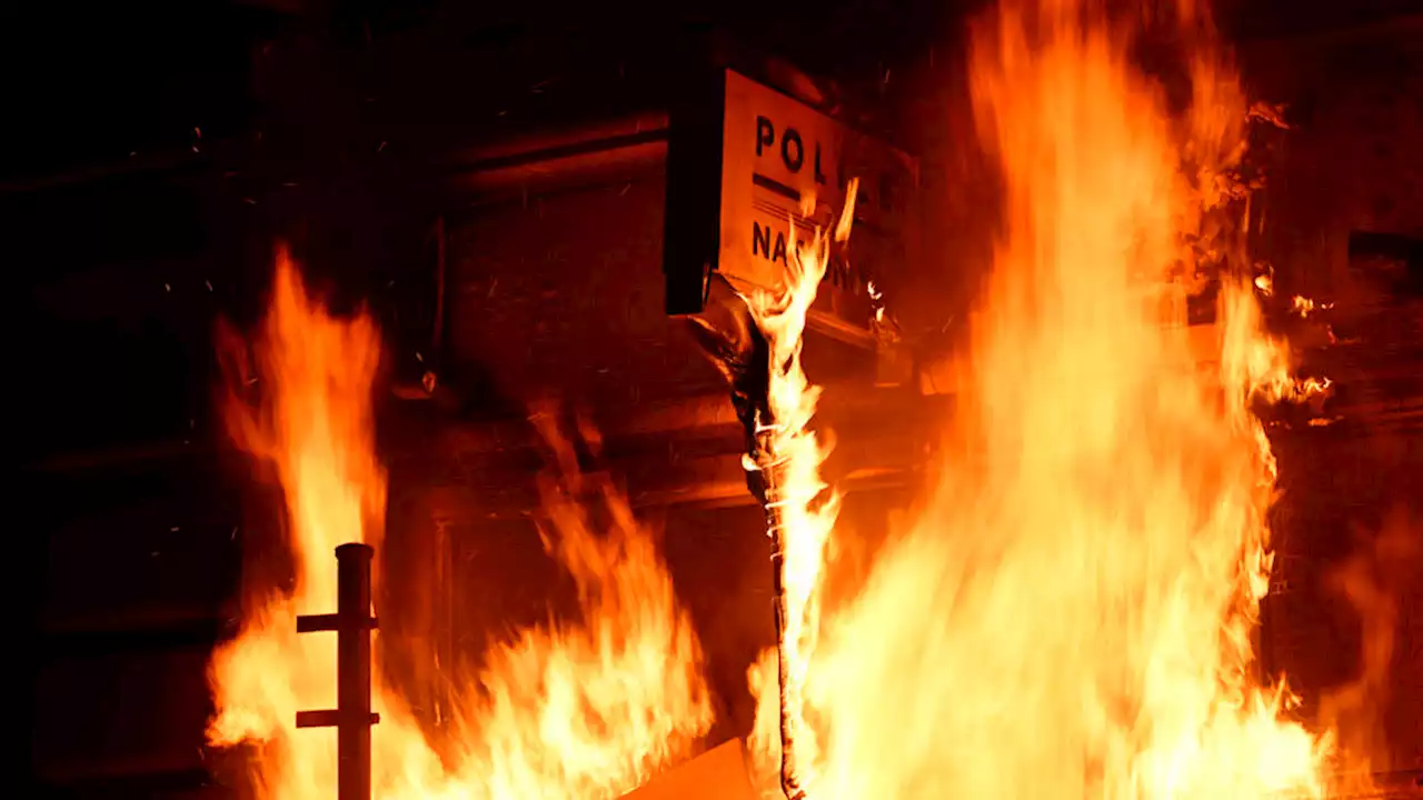 Réforme des retraites : un poste de police incendié par des manifestants à Rennes (vidéo)