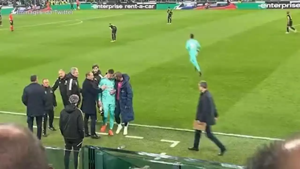 Europa League, paura per Szczesny: esce in lacrime per un malore