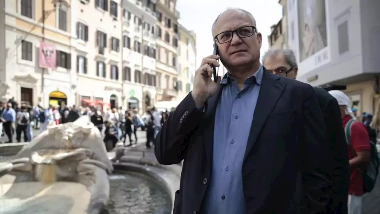 Polemica sul sindaco Gualtieri: «Gioca sul telefonino mentre è in consiglio comunale»