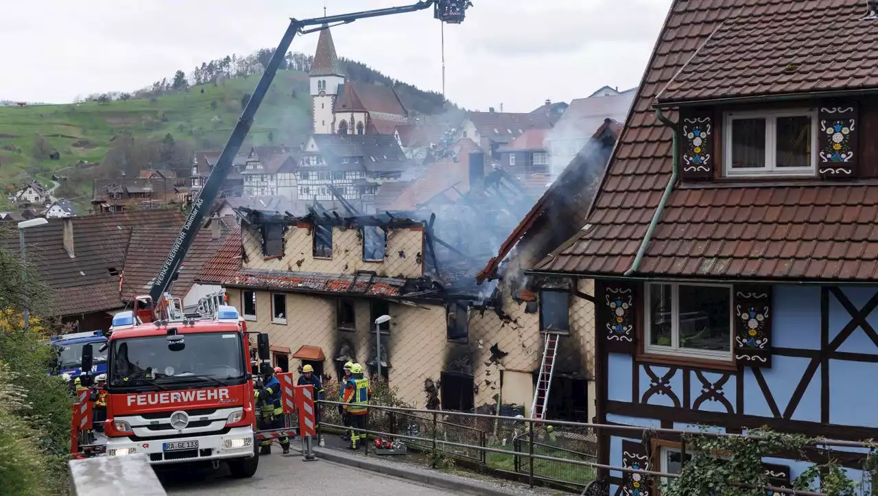 Drei Leichen nach Feuer entdeckt – Polizei ermittelt Hintergründe