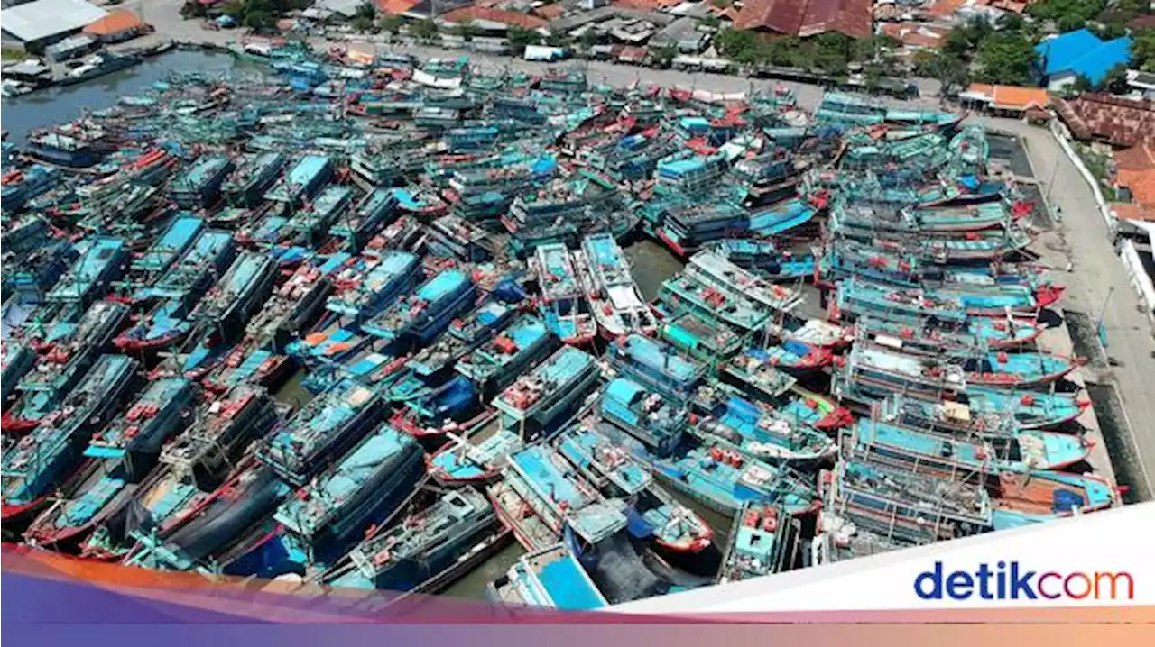 Ditinggal Mudik Lebaran, Kapal-kapal Nelayan Penuhi Pelabuhan Tegalsari