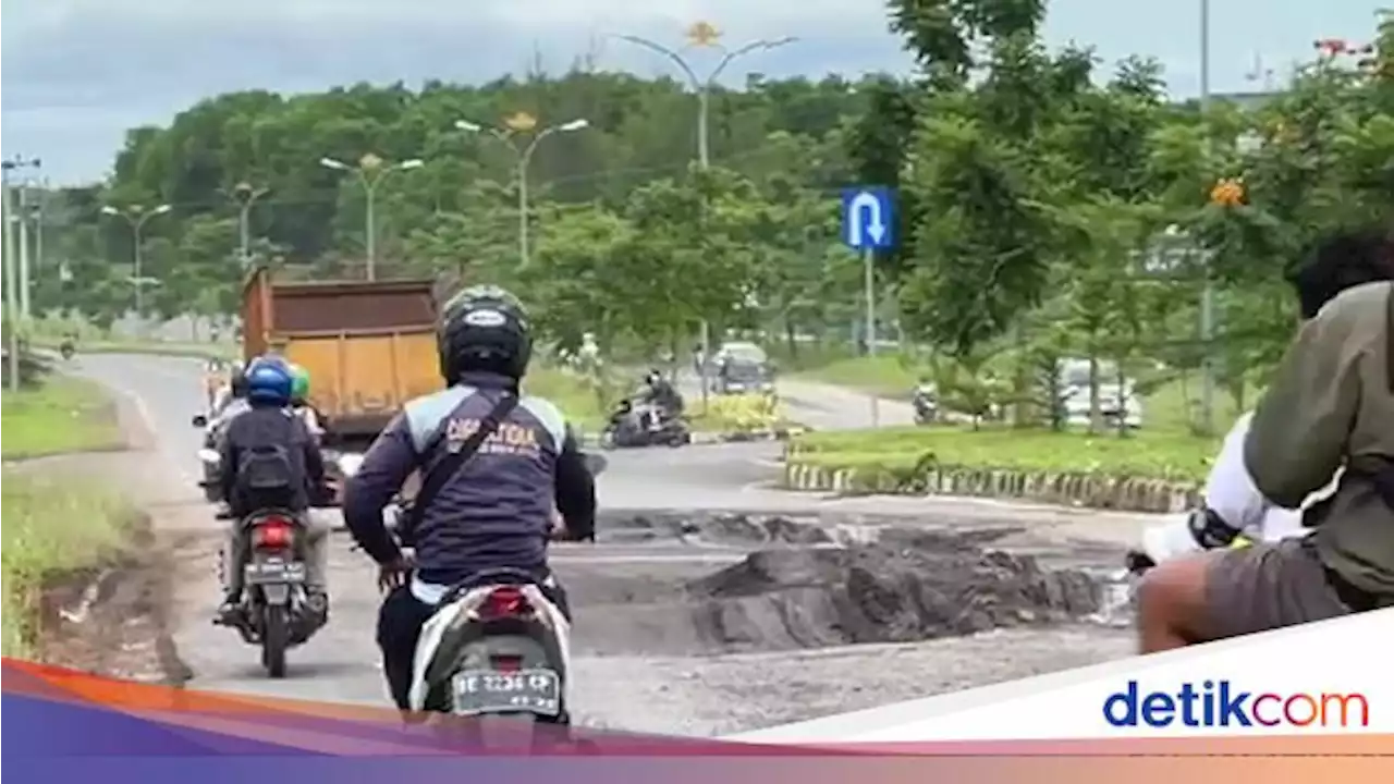 Viral 'Lampung Dajjal' Gegara Banyak Jalan Rusak, Salah Siapa?