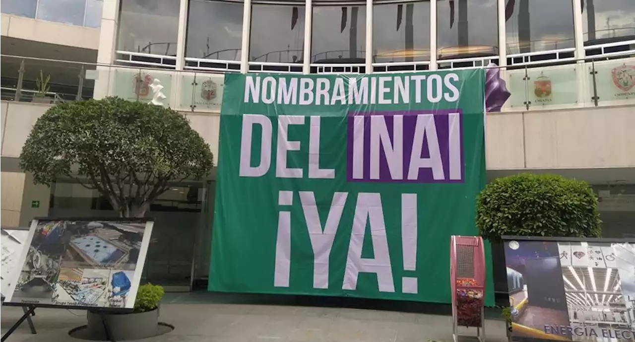 Despliegan en Senado mantas para exigir nombramientos a comisionados del INAI