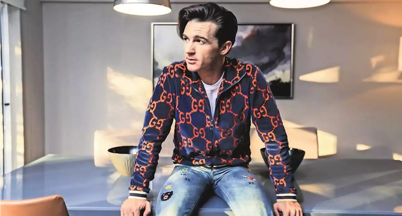 Entre burlas y risas, Drake Bell reacciona a su supuesta desaparición