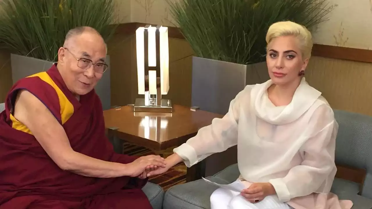 Video de Dalái Lama tocando la pierna de Lady Gaga causa polémica