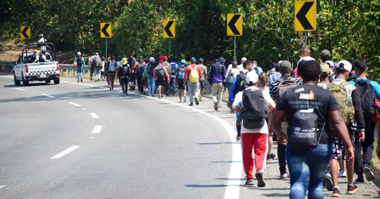 Autoridades hallan a 209 migrantes en un tráiler abandonado en Veracruz