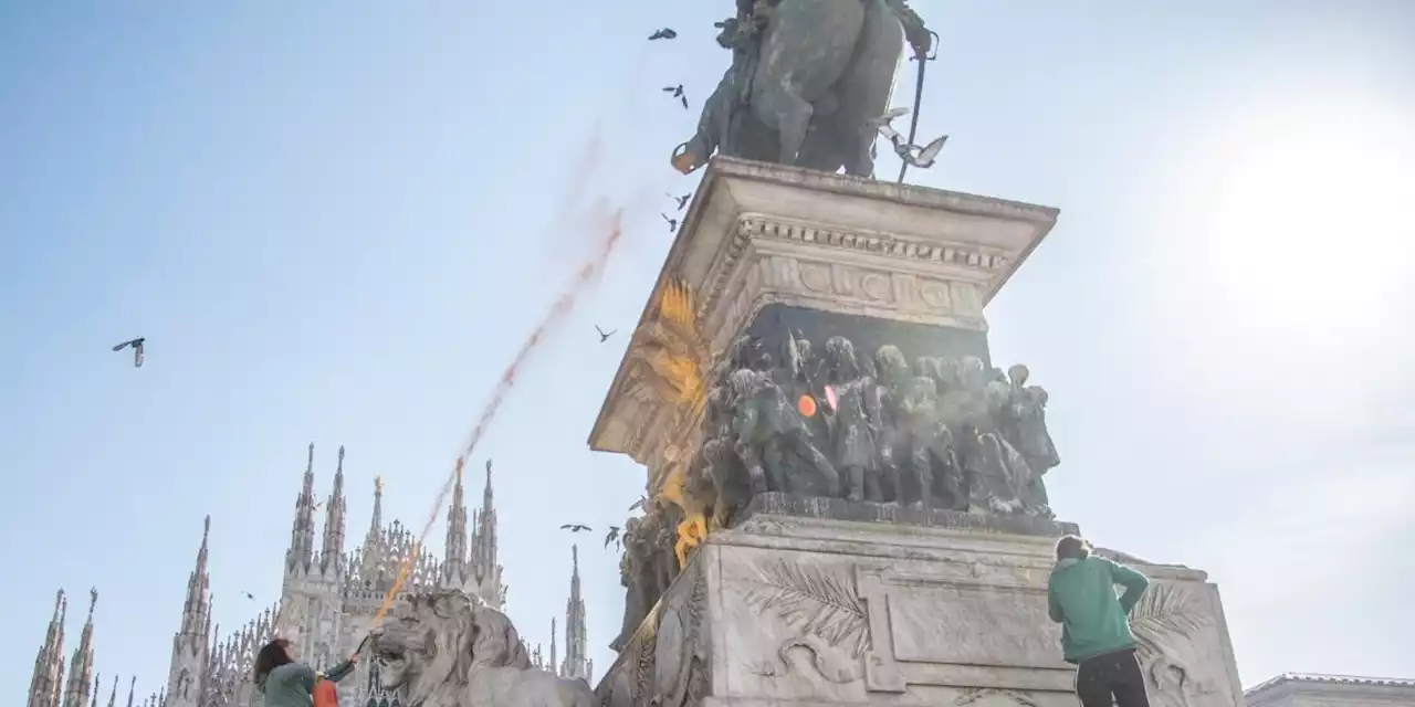 Milano, statua di Vittorio Emanuele II imbrattata dagli attivisti: ecco cosa è successo