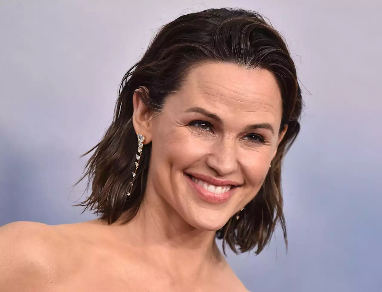 Jennifer Garner (50 ans) : dans une robe bustier blanc près du corps elle est radieuse pour son retour sur petit écran - Grazia