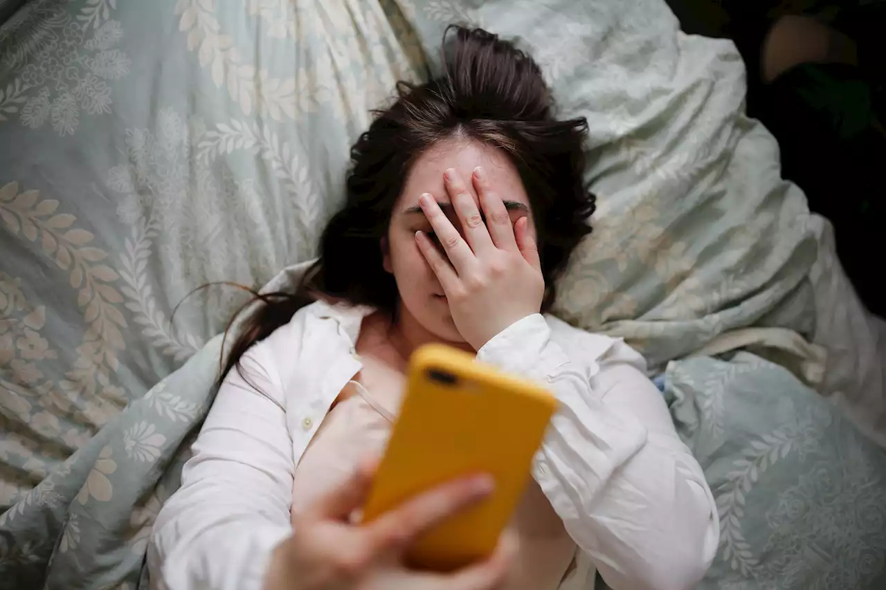 How To Stop Reaching For Your Phone Right When You Wake Up