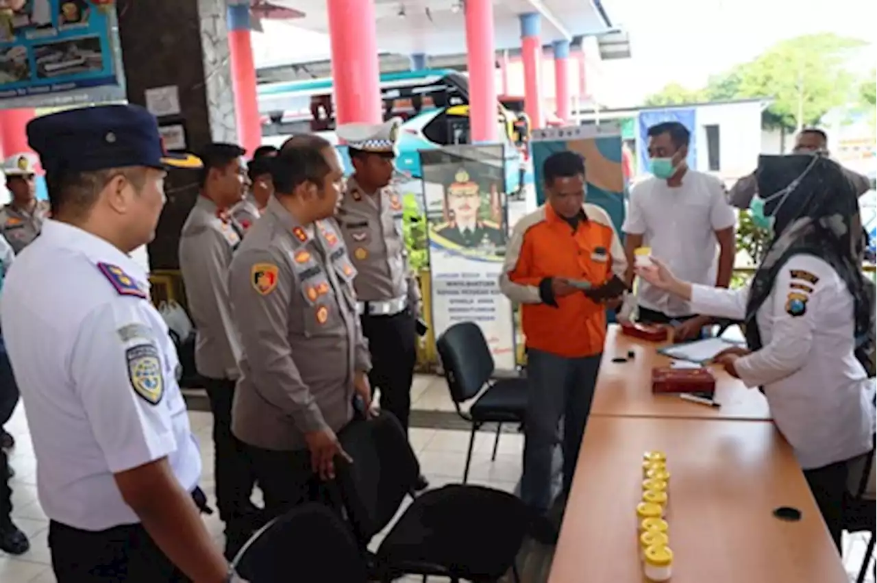 Sopir Bus AKAP di Terminal Kertonegoro Mendadak Dites Urine