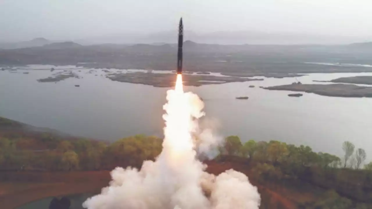 터널 나온 '고체 ICBM' 호숫가서 '쾅'…북, 기습능력 과시했다 | 중앙일보