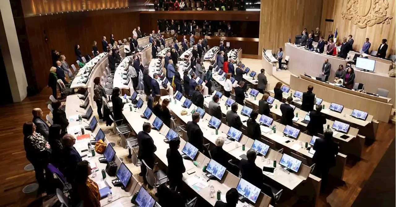 Vidéo : 'Marseille pleure 8 de ses enfants', minute de silence et recueillement pour un conseil municipal particulier après le drame de la rue de Tivoli