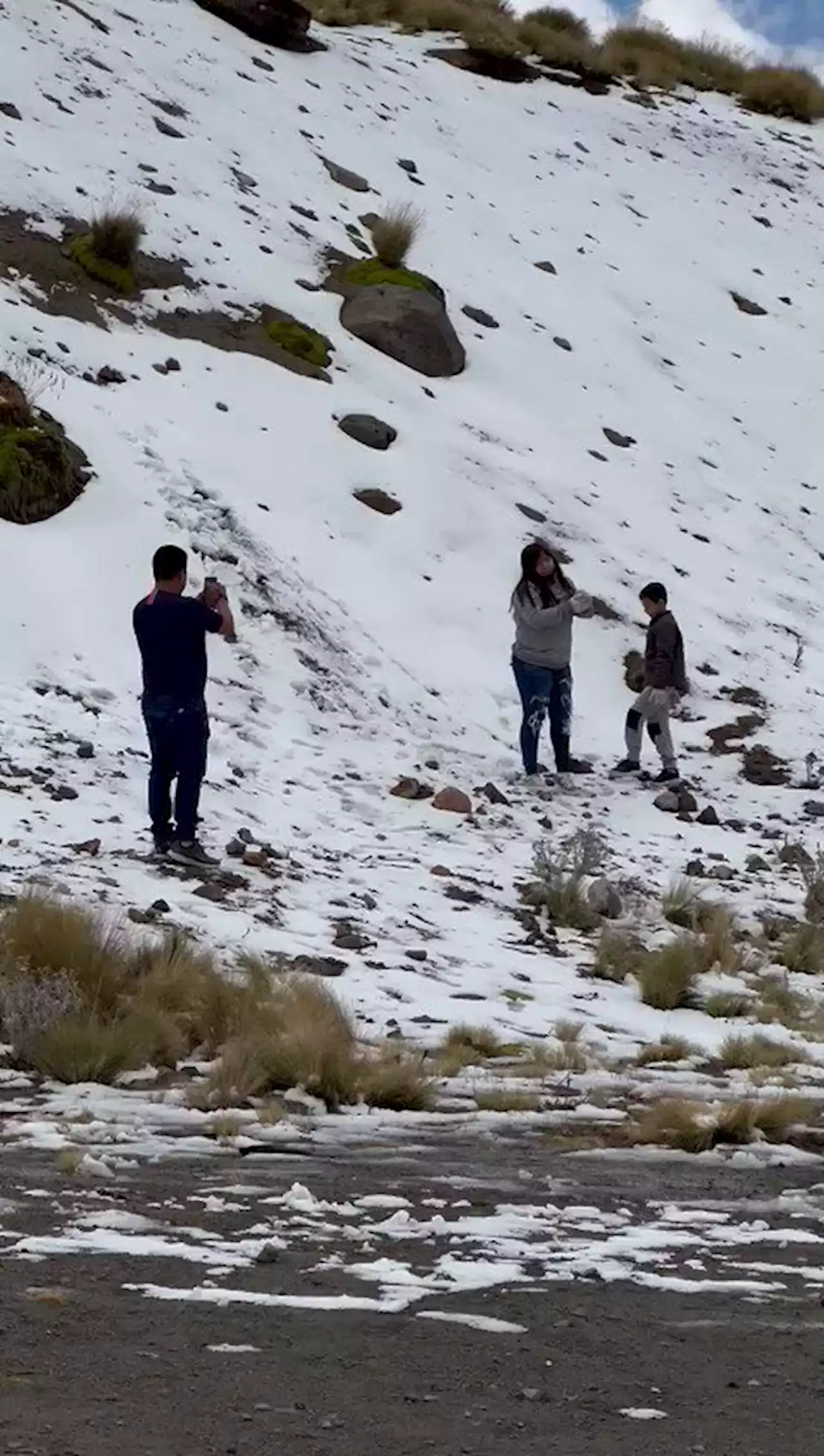 FOTOS| En el Nevado de Toluca se arman las guerritas de nieve en plena primavera