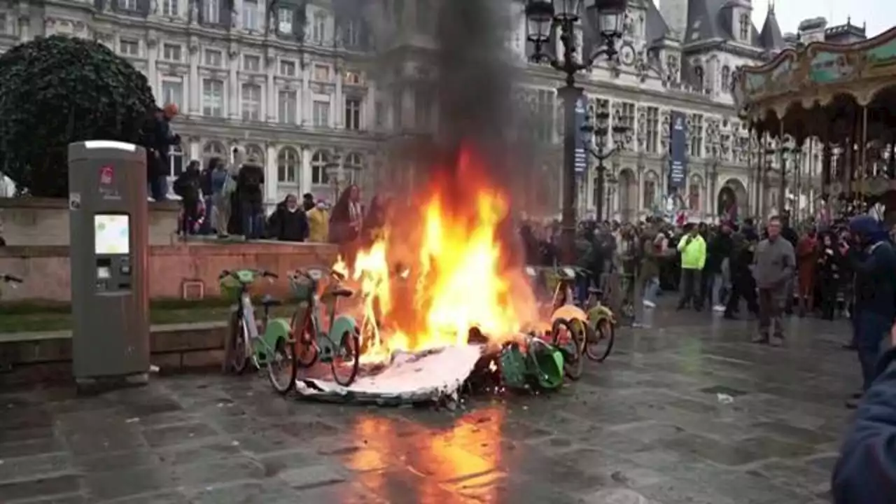 Scontri a Parigi dopo ok a riforma delle pensioni: in fiamme decine di biciclette elettriche