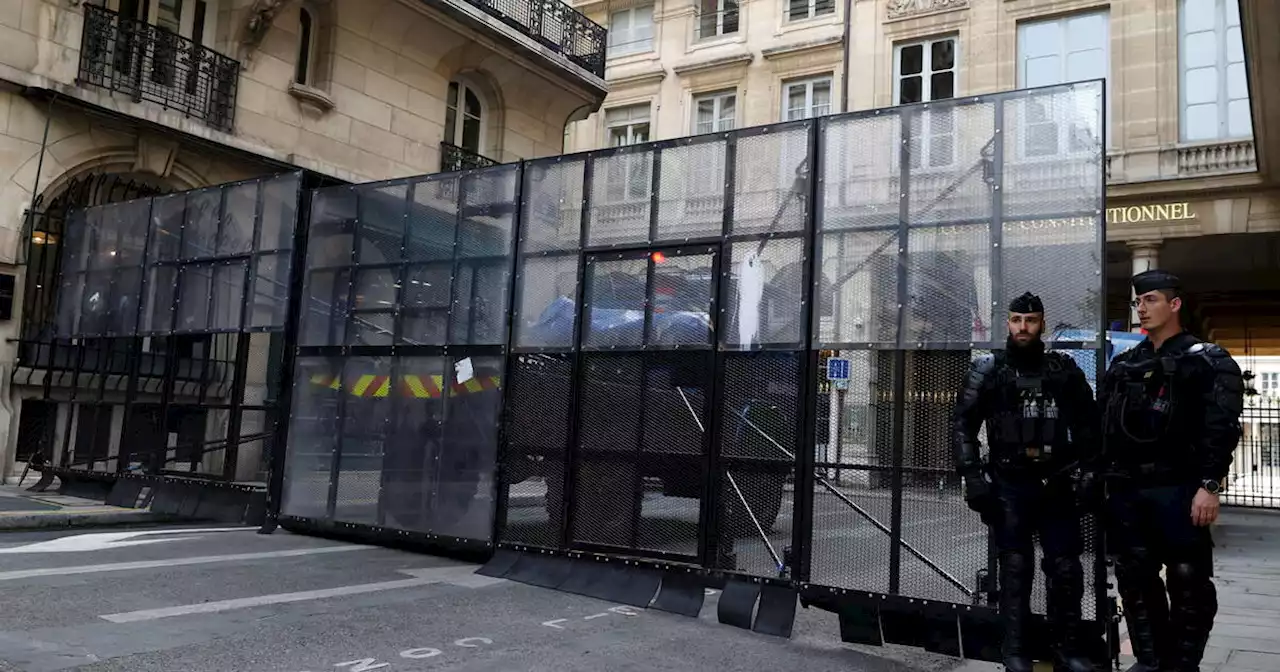 EN DIRECT - Réforme des retraites : un mur anti-émeute déployé devant le Conseil constitutionnel