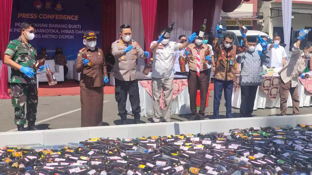 Polres Metro Depok Musnahkan Ribuan Botol Miras dan 40 Kilogram Narkotika