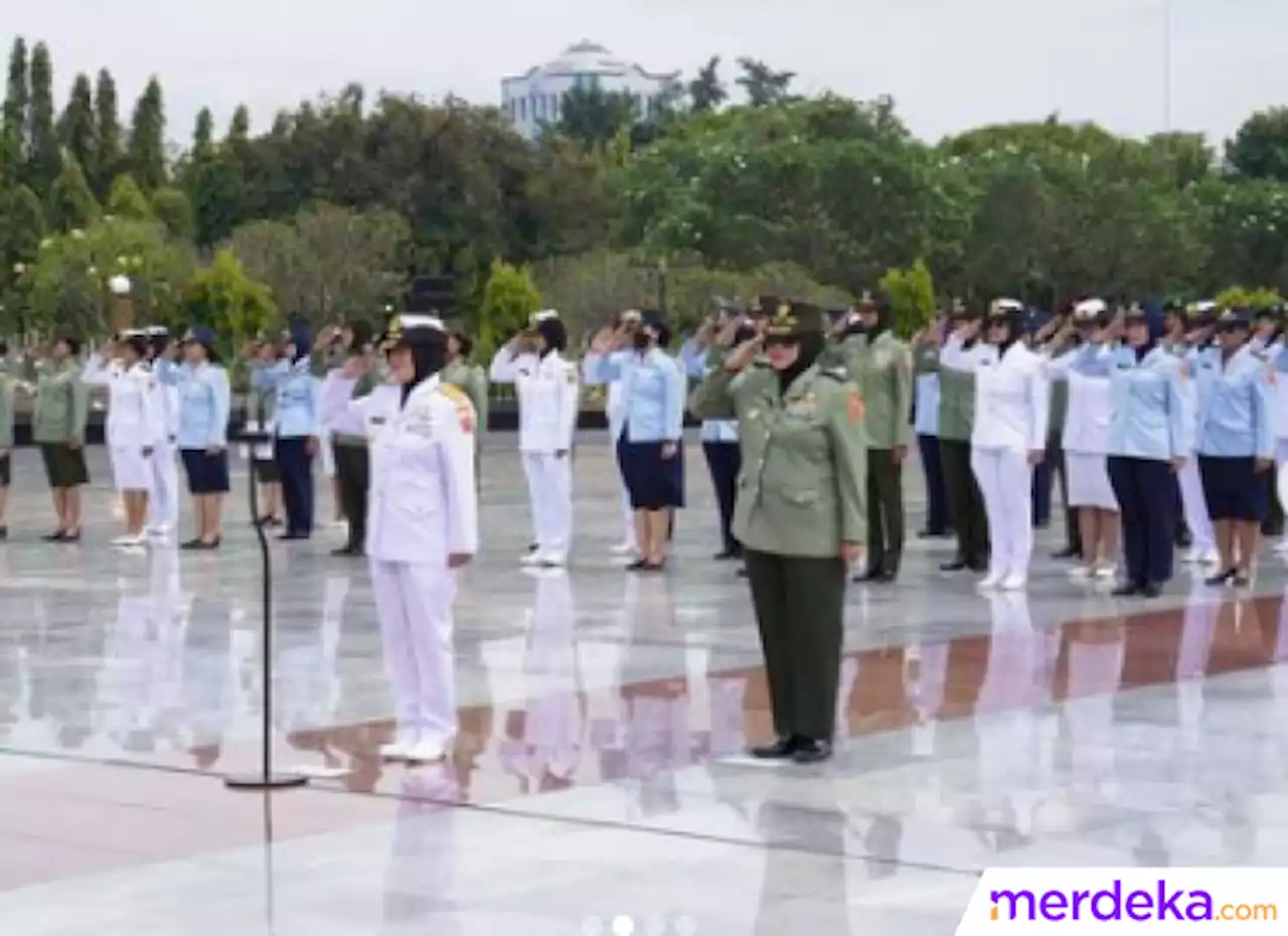 Foto : Intip Kekompakan Srikandi TNI Sambangi Makam Pahlawan, Cantik & Tangguh | merdeka.com