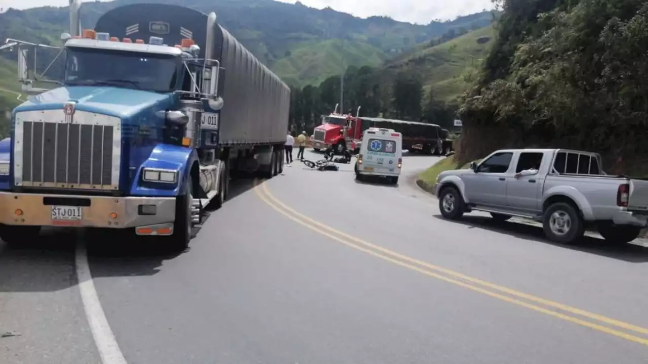 [FOTOS] Choque de moto con una tractomula en el alto de Matasanos, dejó dos heridos