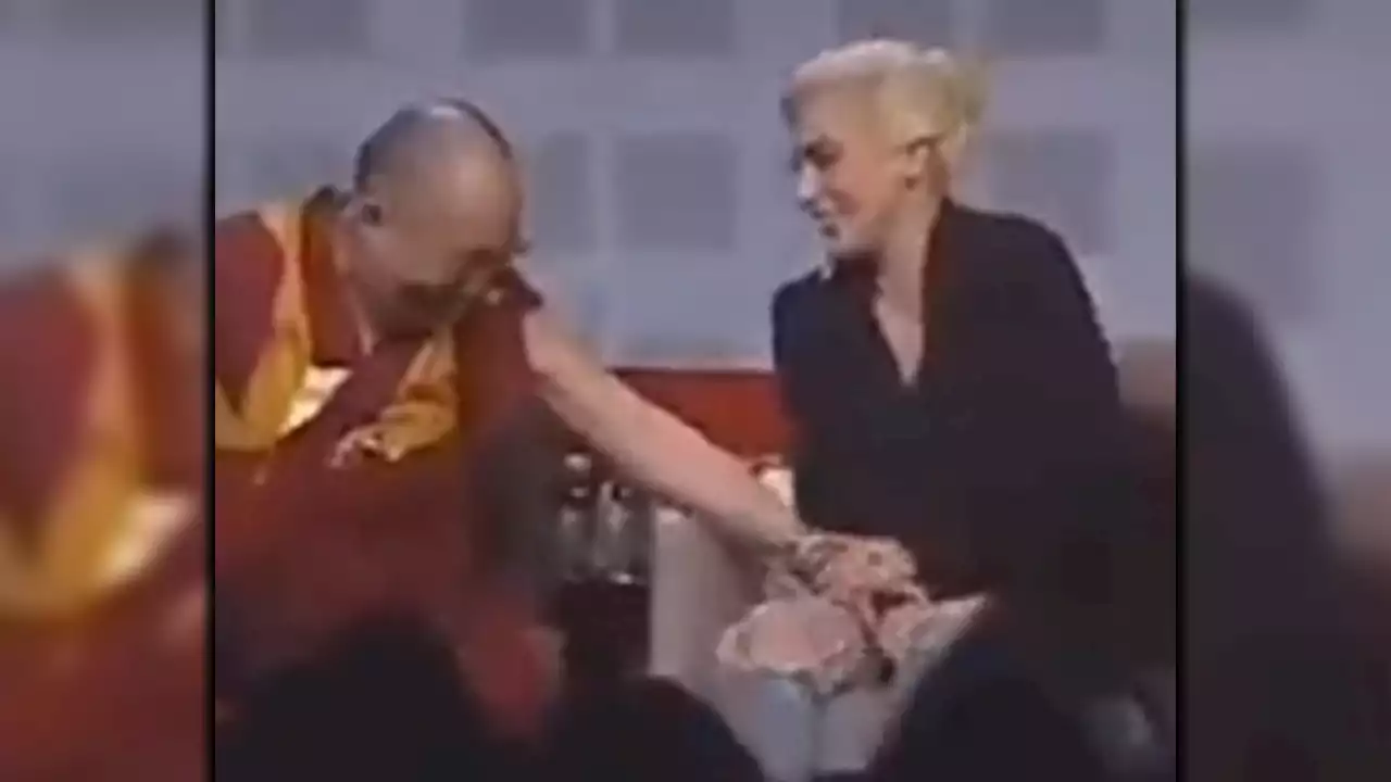 [VIDEO] Sacan otra situación del Dalai Lama con Lady Gaga, ¿La tocó con mal intención?