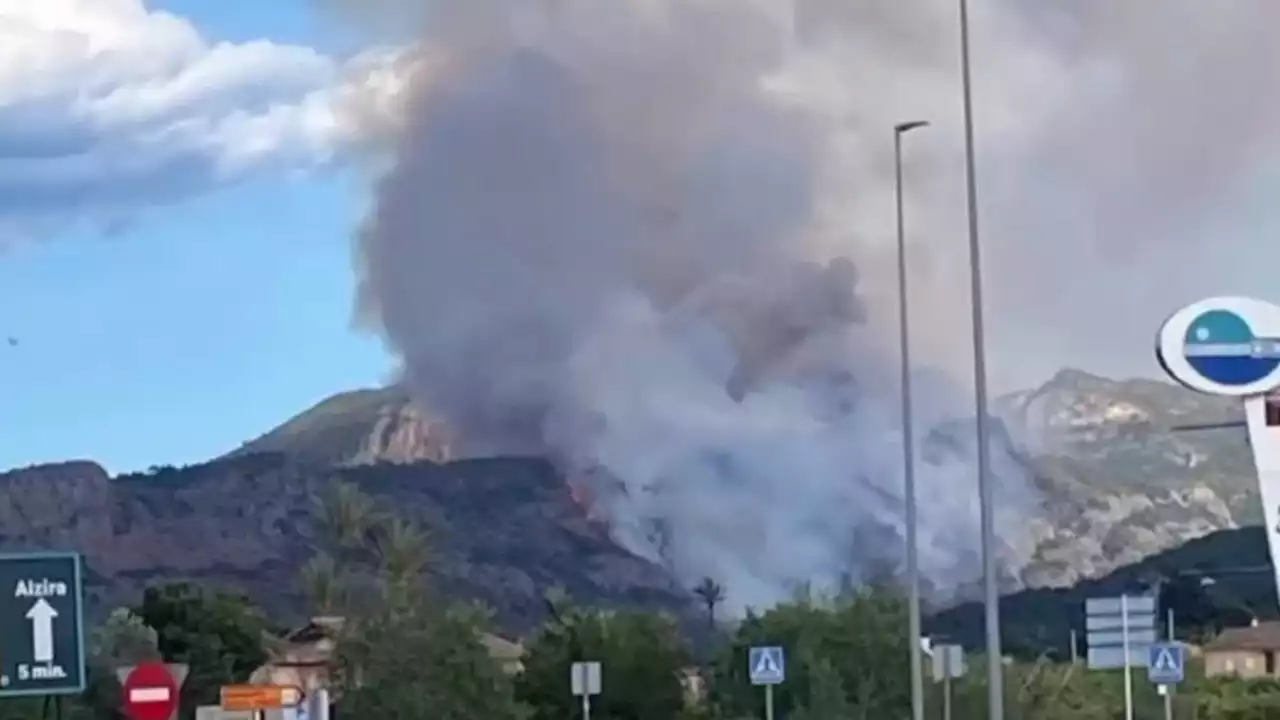 Un incendio en la zona de la Casella de Alzira amenaza el valle de la Murta