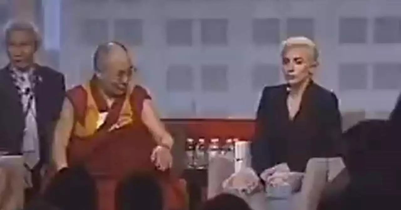 Polémica por video en el que el Dalai Lama toca a Lady Gaga durante un evento